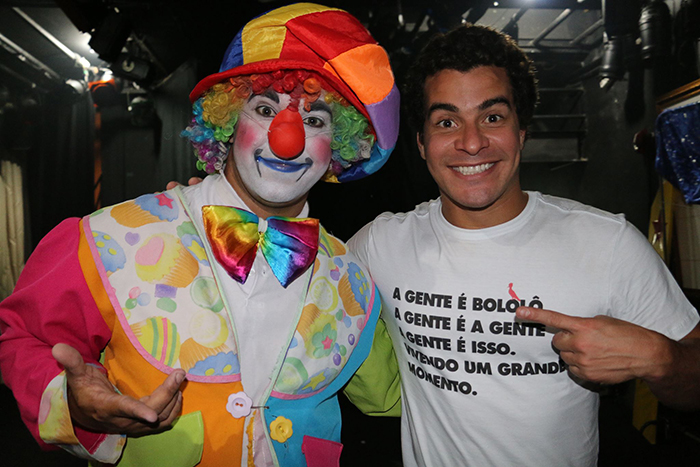 Thiago Martins posa sorridente após prestigiar peça infantil
