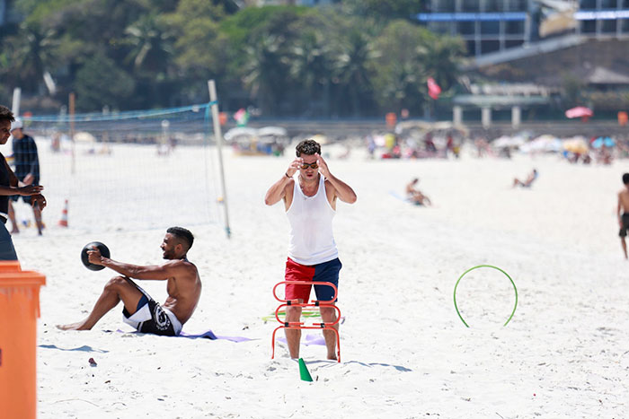 Cauã Reymond exercitou o corpo sarado na praia carioca