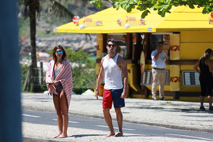 Mariana Goldfarb e Cauã Reymond deixando a praia