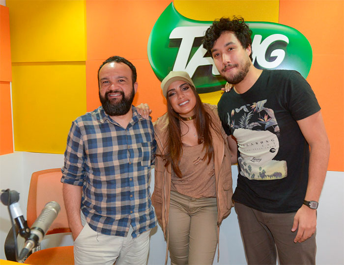 Cheia de estilo, Anitta posa para fotos em programa de rádio