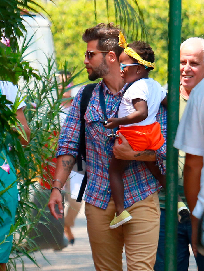  Papai presente! Bruno Gagliasso leva Titi para a escola