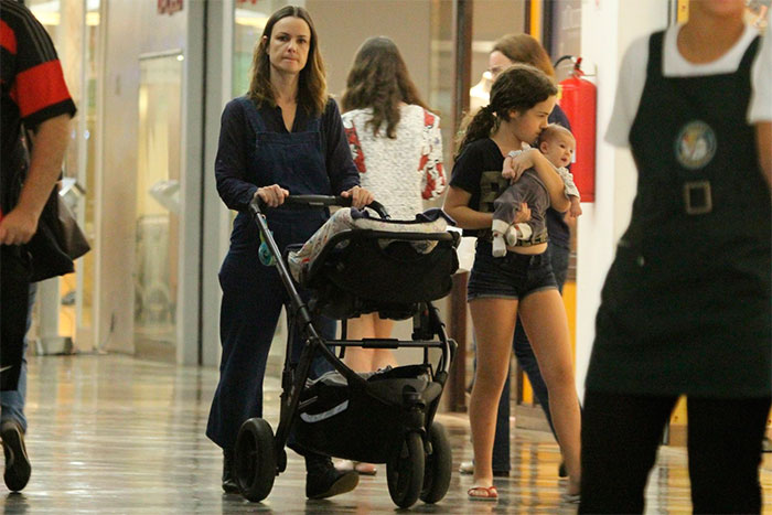 Carolina Kasting curte passeio no shopping com os filhos