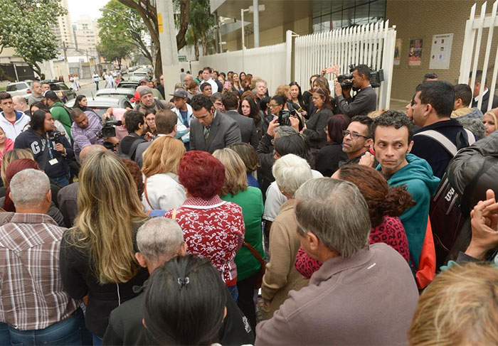 Fãs se aglomeraram em frente ao teatro Fernando Torres, onde ocorreu o velório do corpo de Domingos Montagner
