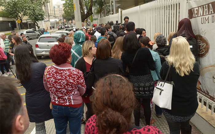 Fãs se aglomeram em frente ao local do velório de Montagner