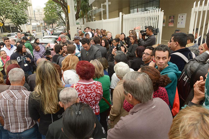 Fãs se aglomeram em frente ao local do velório de Montagner