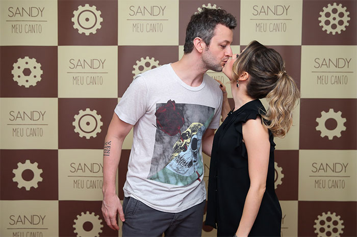 Sandy ganha beijo apaixonado de Lucas Lima após show