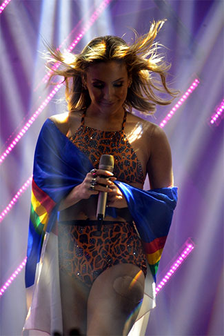 A cantora chegou a se enrolar em uma bandeira pernambucana, durante o show