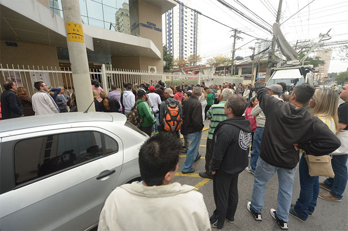 Corpo de Domingos Montagner deixa velório aos aplausos