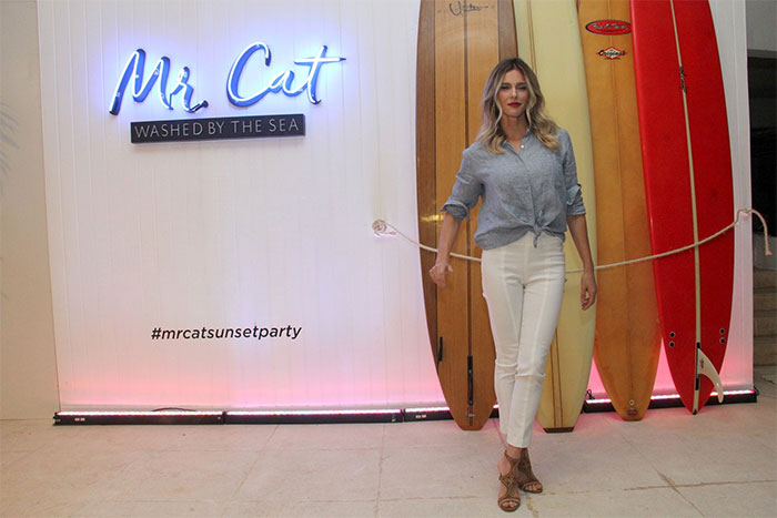 Com look estiloso, Fernanda Lima prestigia evento de marca 