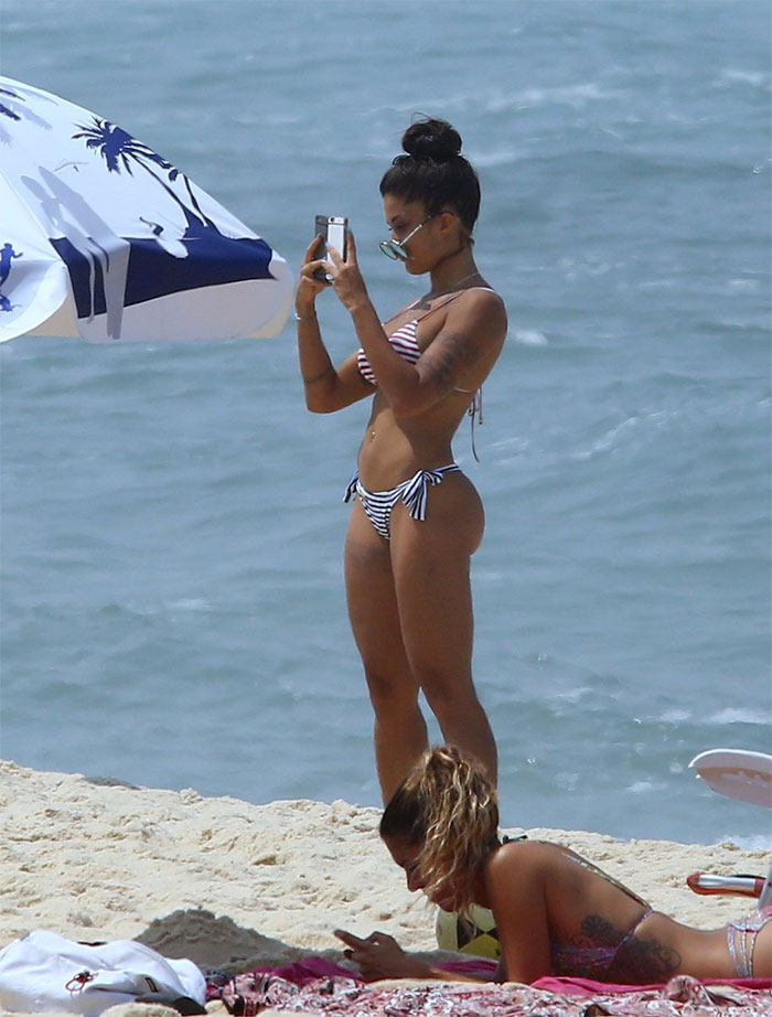 De biquíni pequeno, Aline Riscado curte praia carioca