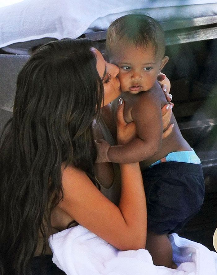 Kim Kardashian mostra lado mãezona com filho
