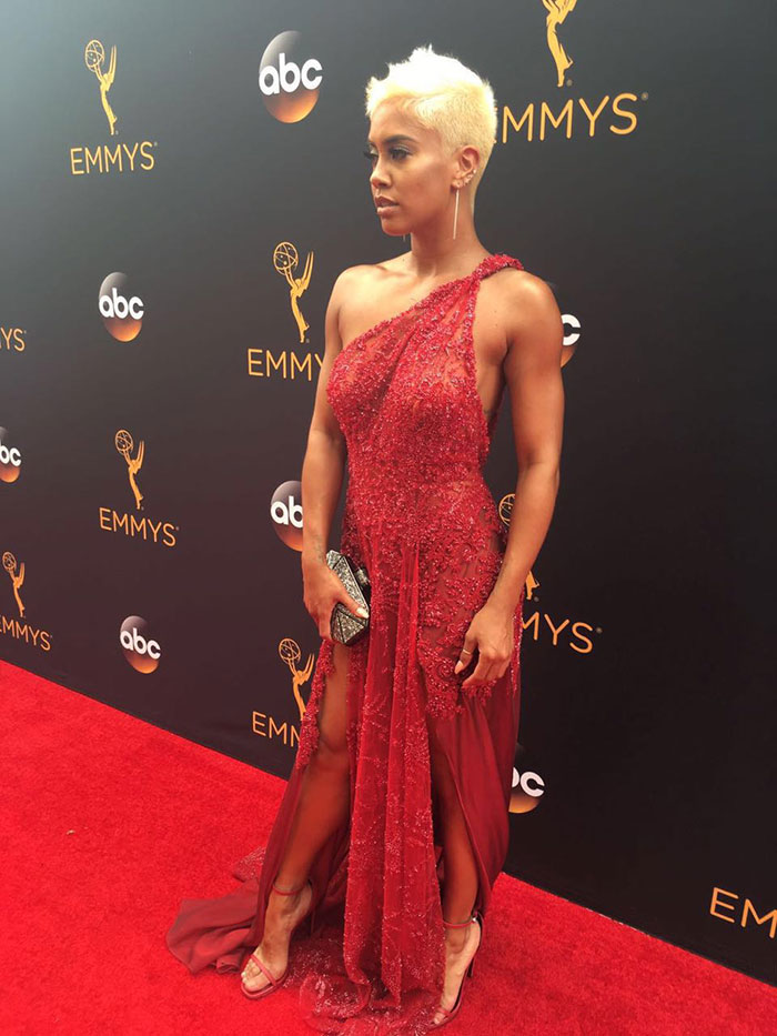Scoles usou vestido de estilista brasileira no Emmy