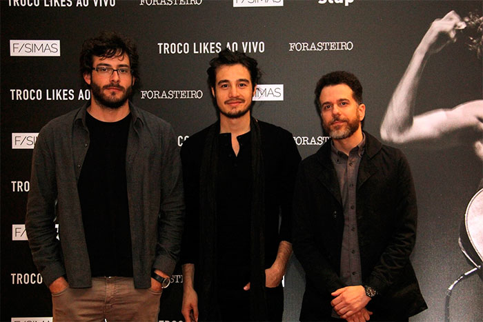 Tiago Iorc aposta em look preto para pré-estreia de novo DVD