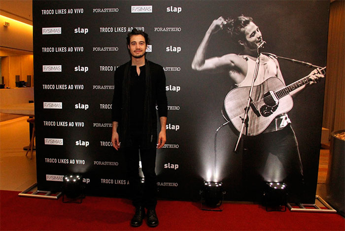 Tiago Iorc aposta em look preto para pré-estreia de novo DVD