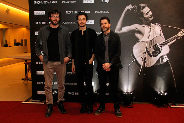 Tiago Iorc aposta em look preto para pré-estreia de novo DVD