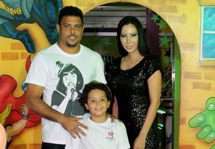 Durante o relacionamento com Cicarelli, Ronaldo se envolveu com Michele Umezu. Ela teve um filho, Alex, e teve a paternidade reconhecida por Ronaldo somente em 2010, após um exame de DNA