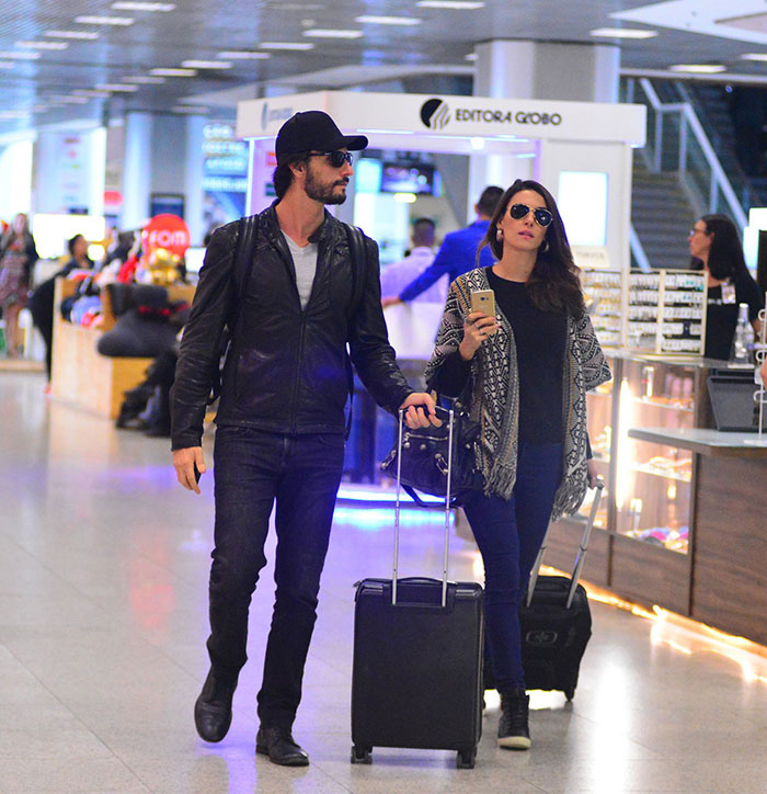  Rodrigo Santoro e Mel Fronckowiak são clicados em aeroporto