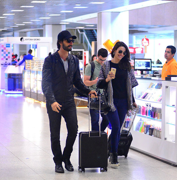  Rodrigo Santoro e Mel Fronckowiak são clicados em aeroporto