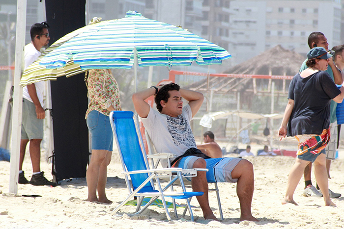Thiago Martins relaxa em gravação de comercial na praia