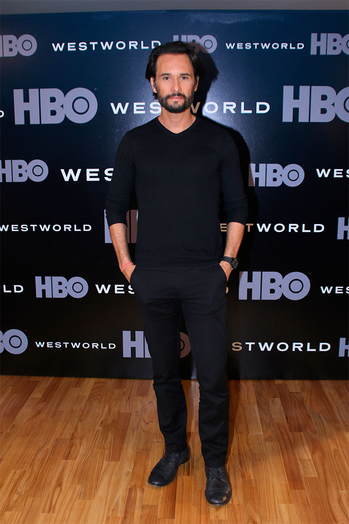 Rodrigo Santoro aposta no charme para lançamento de série