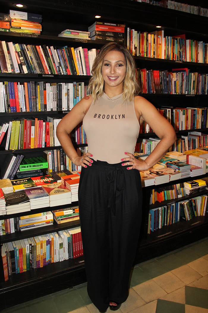  Valesca Popozuda aposta em elegância para lançar seu livro