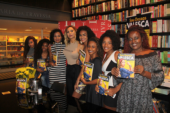  Valesca Popozuda aposta em elegância para lançar seu livro