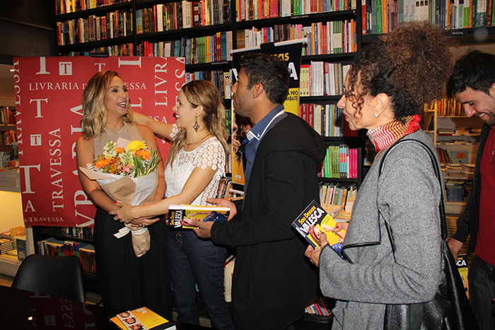  Valesca Popozuda aposta em elegância para lançar seu livro