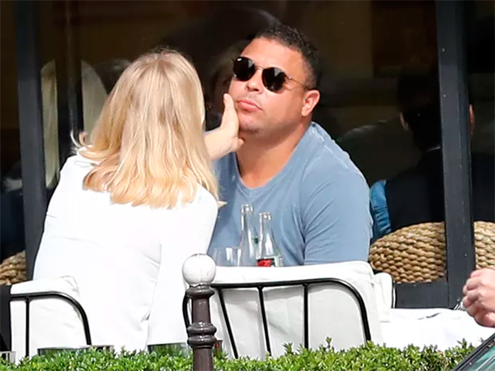 Ronaldo Fenômeno almoça com direito a aviãozinho da namorada