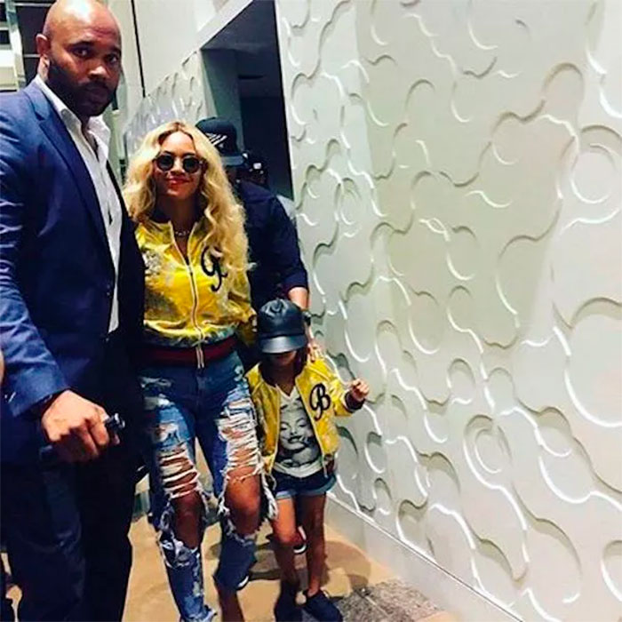 Beyoncé e Blue Ivy combinam looks no jogo do Dallas Cowboys