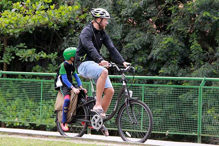 Todo protegido, Rodrigo Hilbert pedala com a família no Rio