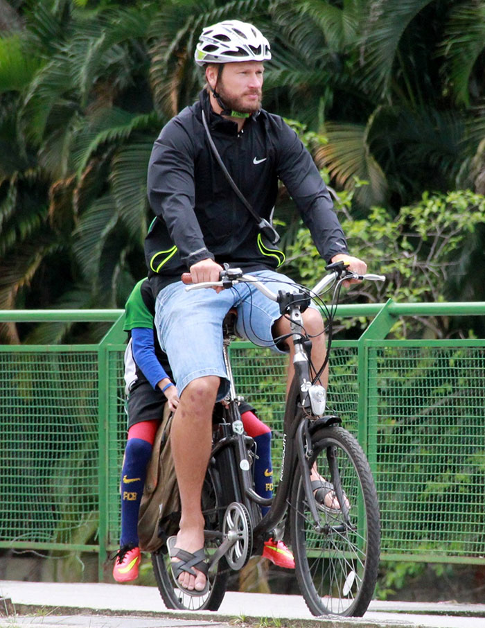 Todo protegido, Rodrigo Hilbert pedala com a família no Rio