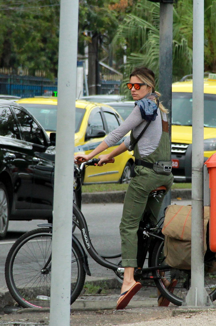 Todo protegido, Rodrigo Hilbert pedala com a família no Rio