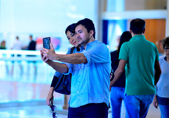 Daniele Suzuki tira selfies com fãs