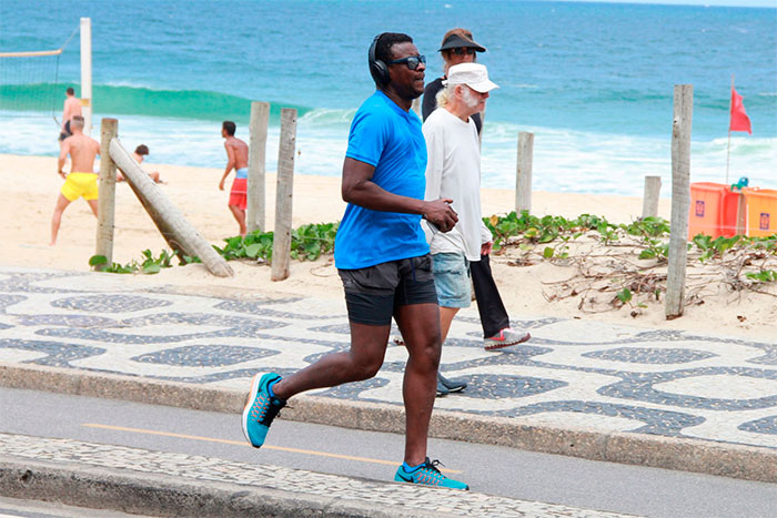  Seu Jorge corre em Copacabana