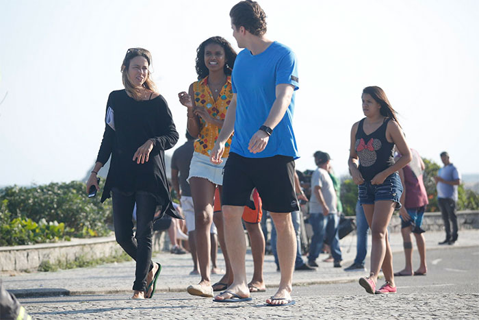 Thiago Fragoso e Aline Dias participam de gravação na praia