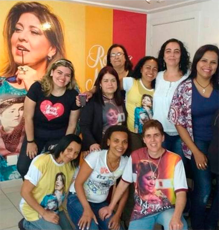 Roberta Miranda celebra seus 60 anos com parentes e amigos