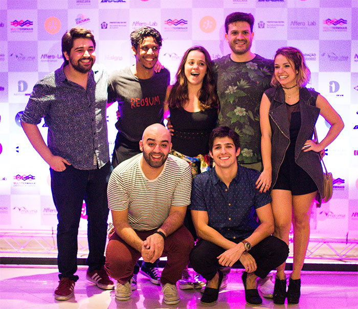 Famosos têm noite agitada em festival teatral 