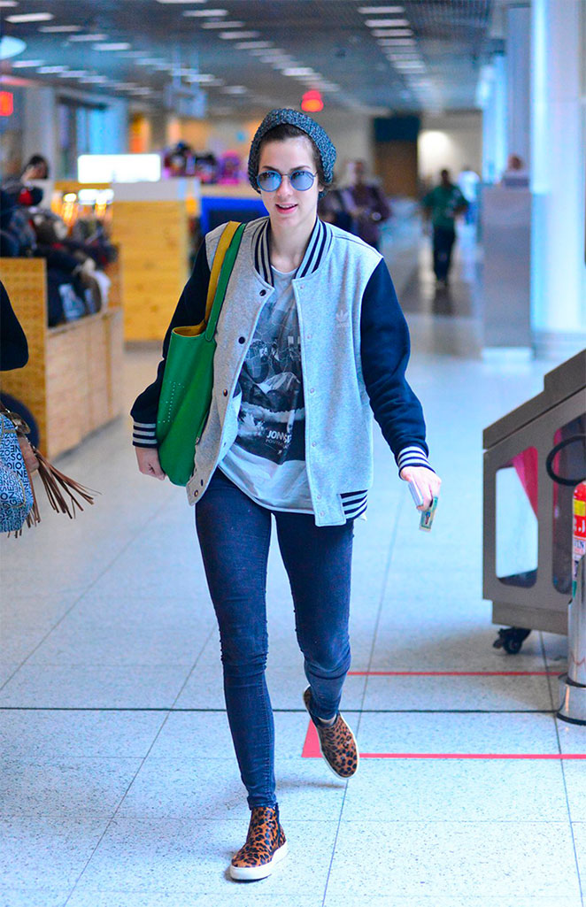 Para os momentos que passa no aeroporto, Sophia parece gostar de optar por looks que consigam unir estilo e conforto