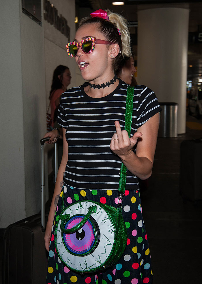 Miley Cyrus mostra dedo do meio para os paparazzi 