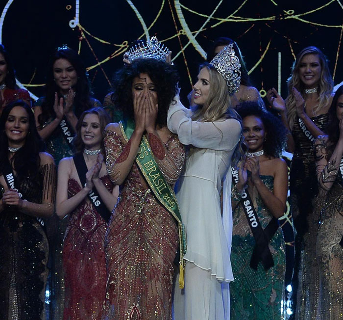 Com decotão, Dani Suzuki apresentou a final do Miss Brasil