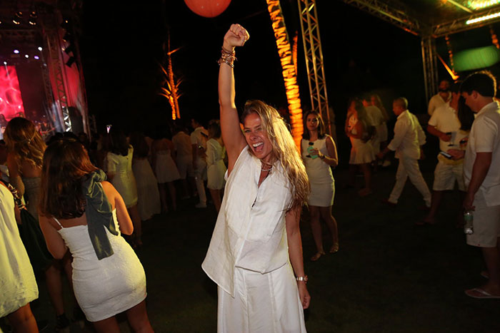 Adriane Galisteu se diverte na festa do branco na Bahia