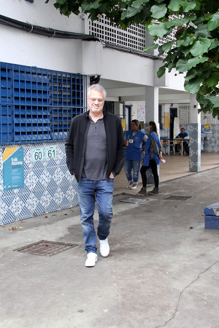 Recuperado após cirurgia, Pedro Bial vota no Rio de Janeiro