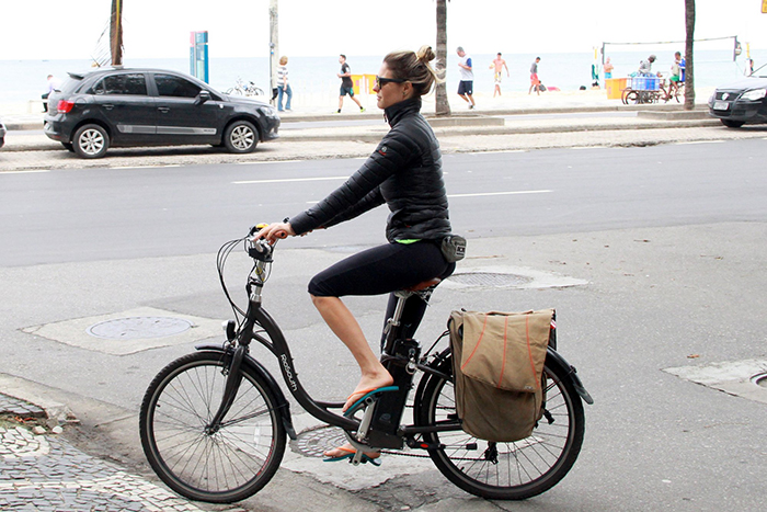 Fernanda Lima vai preparada para passeio de bicicleta no Rio