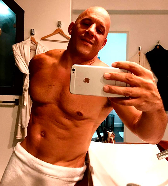 Vin Diesel exibe a barriga em selfie de toalha e fãs piram