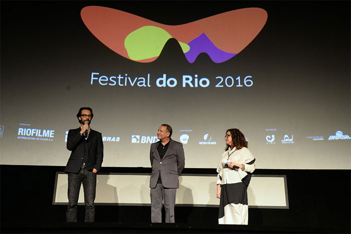 Mel Fronckowiak acompanha Rodrigo Santoro em pré-estreia