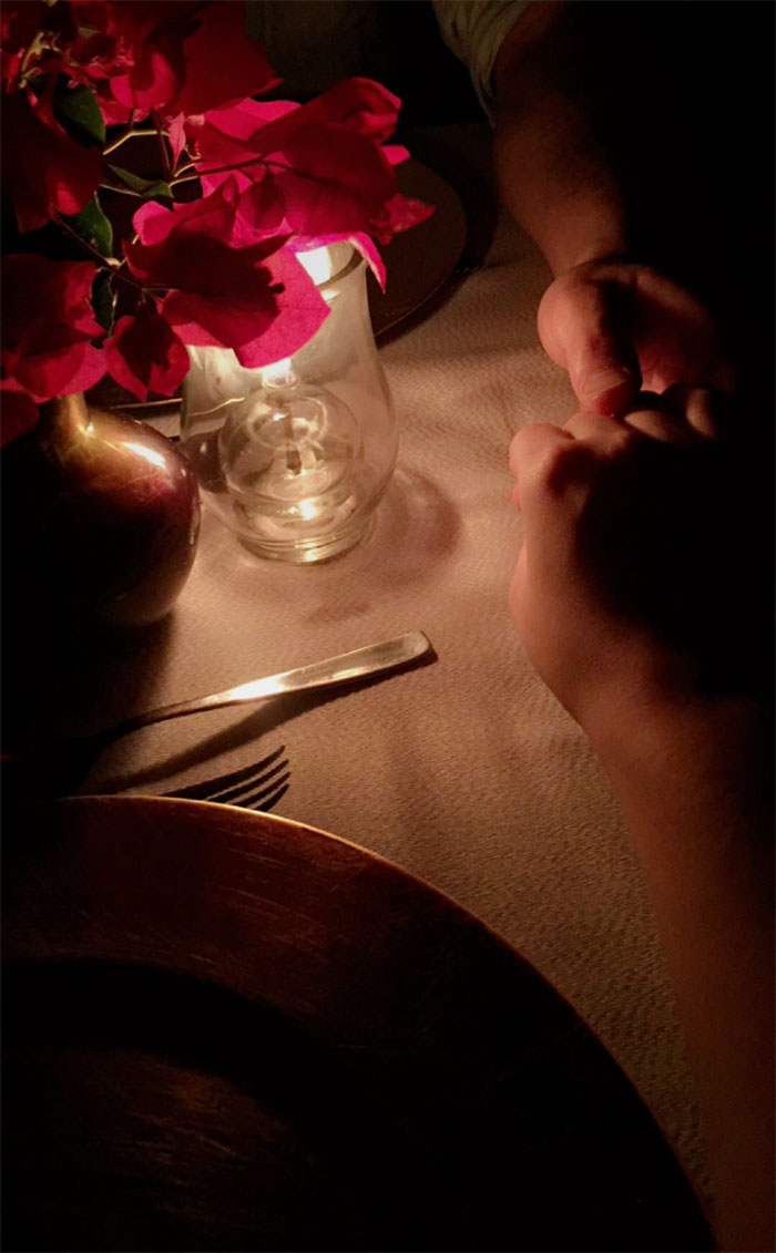 Camila Queiroz posta foto em jantar romântico