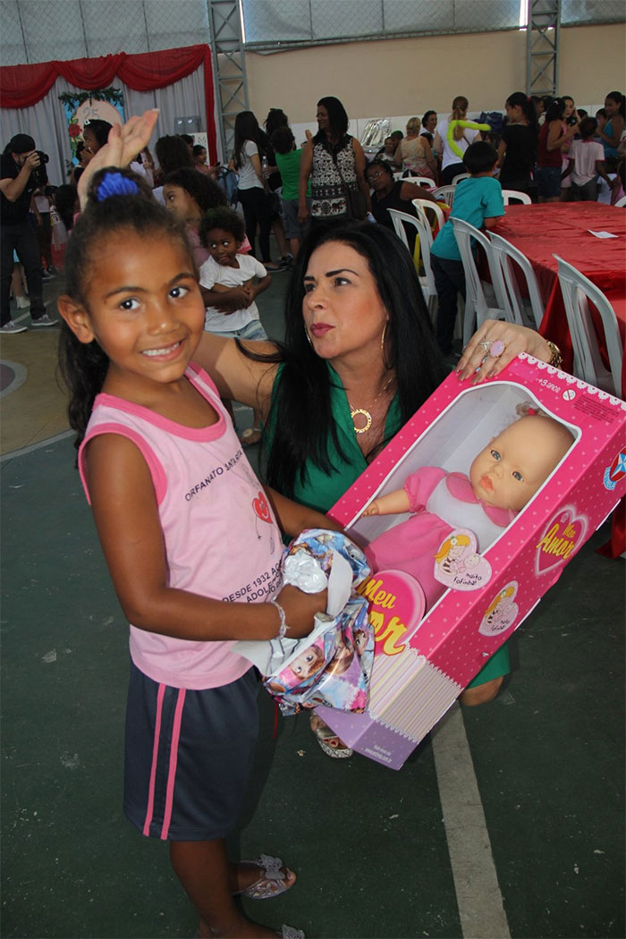 Famosos participam de ação em orfanato