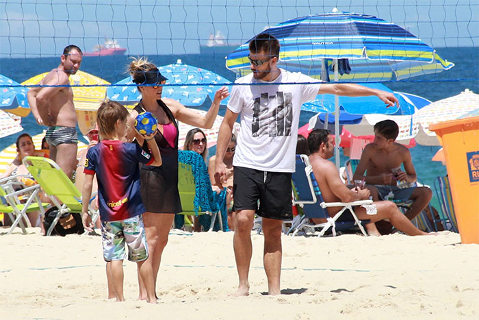 Fernanda Lima e Rodrigo Hilbert curtem praia em família