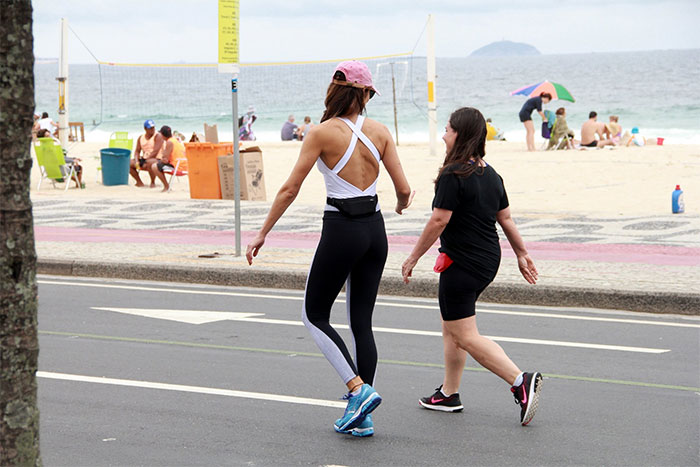 Patrícia Poeta é puro estilo em caminhada