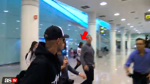  Internautas flagram Bruna Marquezine em aeroporto com Neymar